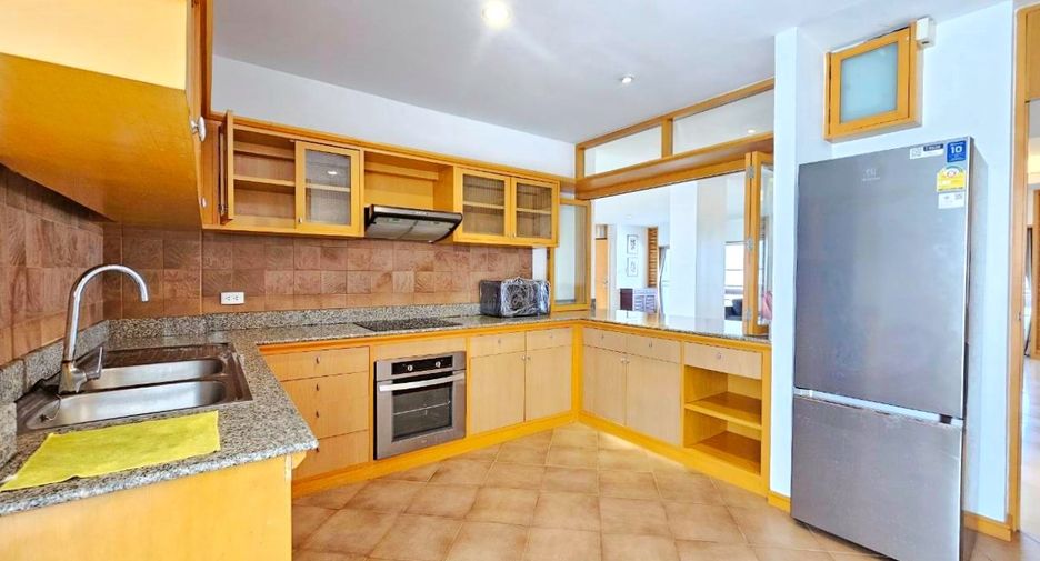 For rent 3 bedrooms condo in Sathon, Bangkok