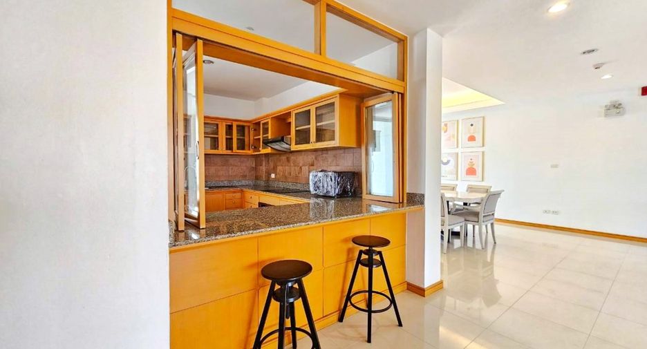 For rent 3 bedrooms condo in Sathon, Bangkok