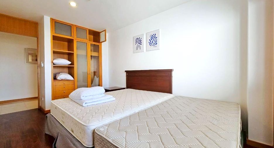 For rent 3 bedrooms condo in Sathon, Bangkok