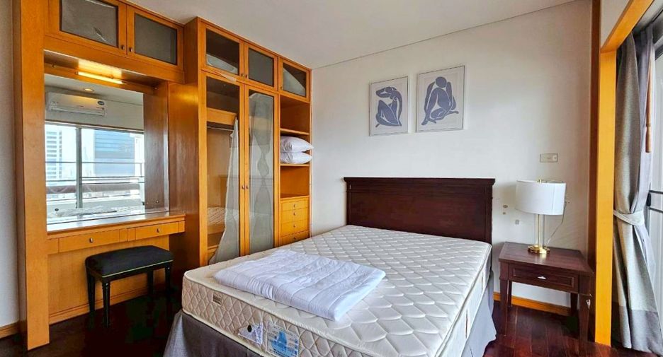 For rent 3 bedrooms condo in Sathon, Bangkok