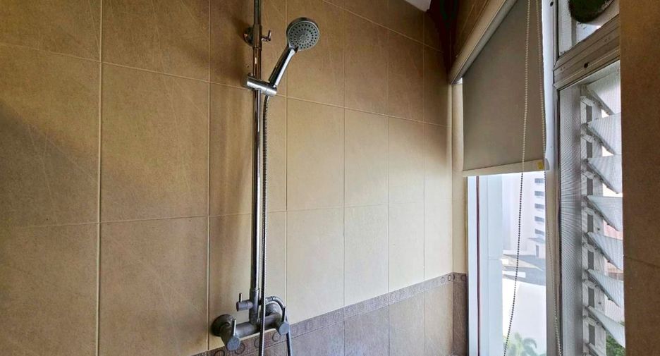 For rent 3 bedrooms condo in Sathon, Bangkok