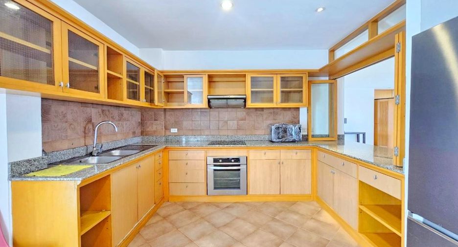 For rent 3 bedrooms condo in Sathon, Bangkok