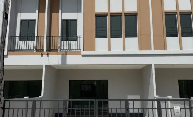 Casa adosada en venta de 3 habitaciones en Lat Lum Kaeo, Pathum Thani