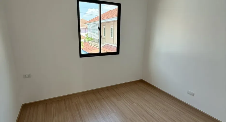 出售 3 卧室 联排别墅 在 Lat Lum Kaeo, Pathum Thani