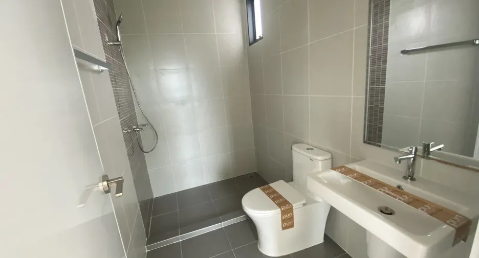 For sale 4 bedrooms house in Sam Khok, Pathum Thani