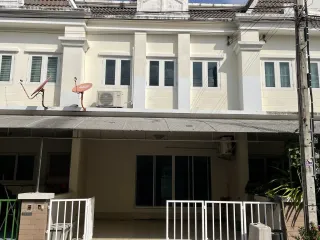 À louer 3 chambres maison de ville à Prawet, Bangkok