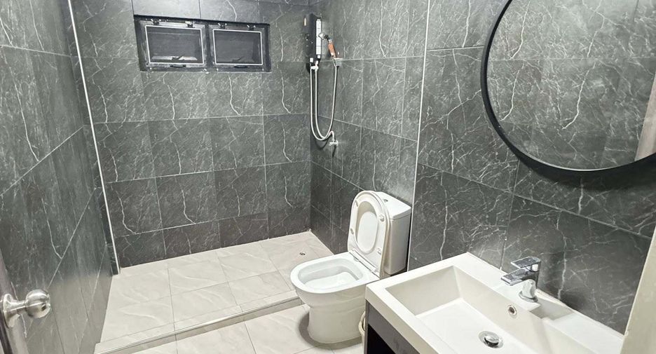 For sale and for rent 4 bedrooms townhouse in Wang Thonglang, Bangkok