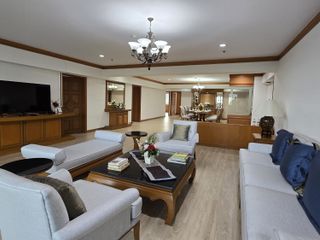 For rent 4 bedrooms condo in Watthana, Bangkok