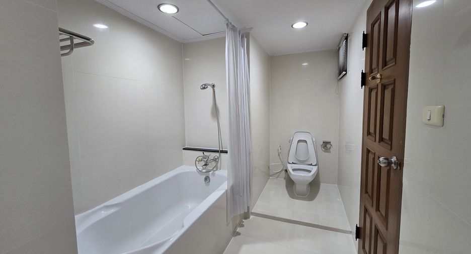À louer 4 chambres condo à Watthana, Bangkok