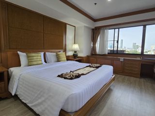 For rent 4 bedrooms condo in Watthana, Bangkok