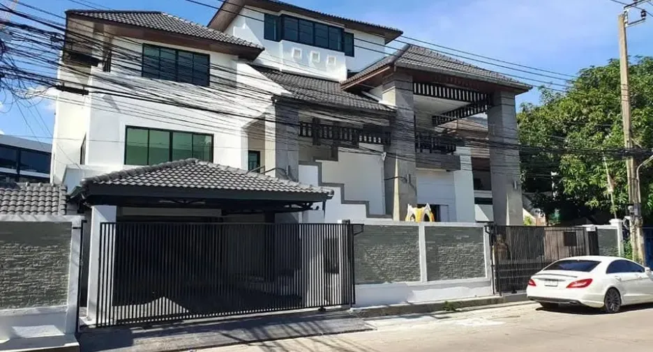 For rent office in Wang Thonglang, Bangkok