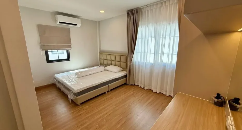 Аренда 4 спальни дом в Bang Phli, Самутпракан