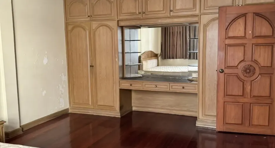For rent 8 bedrooms office in Watthana, Bangkok