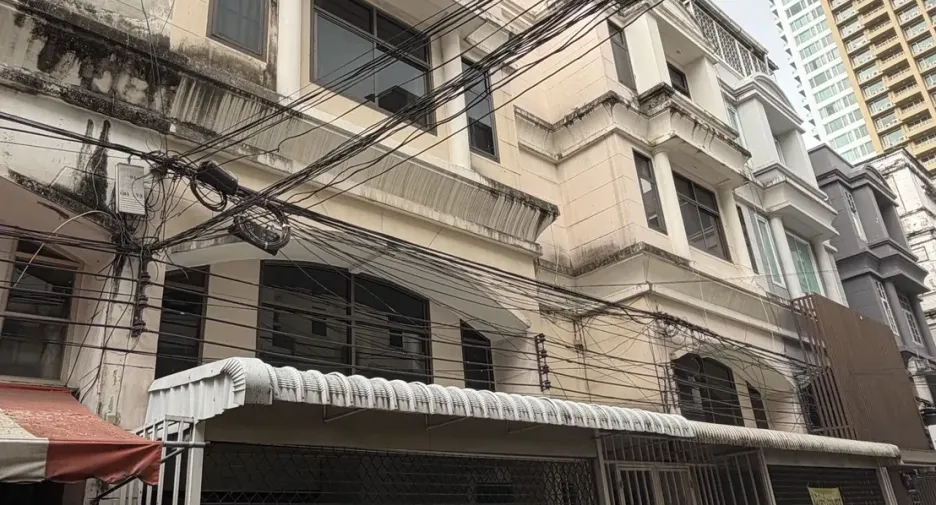 For rent 8 bedrooms office in Watthana, Bangkok