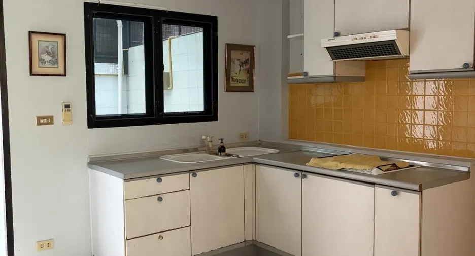 For rent 6 bedrooms office in Watthana, Bangkok