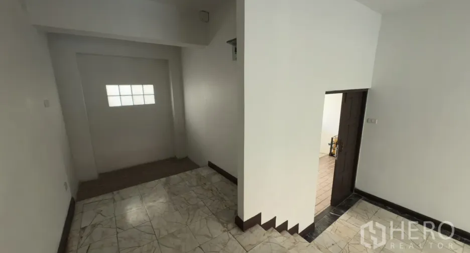 For rent 3 bedrooms townhouse in Watthana, Bangkok