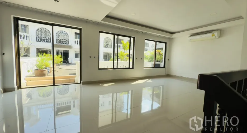 For rent 3 bedrooms townhouse in Watthana, Bangkok