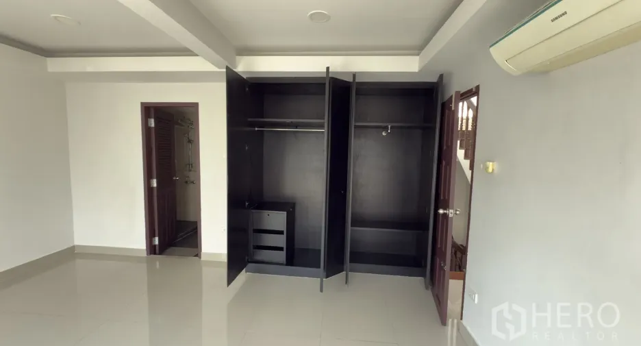 For rent 3 bedrooms townhouse in Watthana, Bangkok