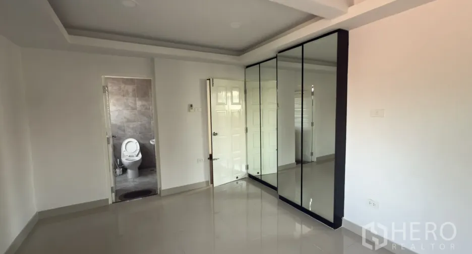 For rent 3 bedrooms townhouse in Watthana, Bangkok