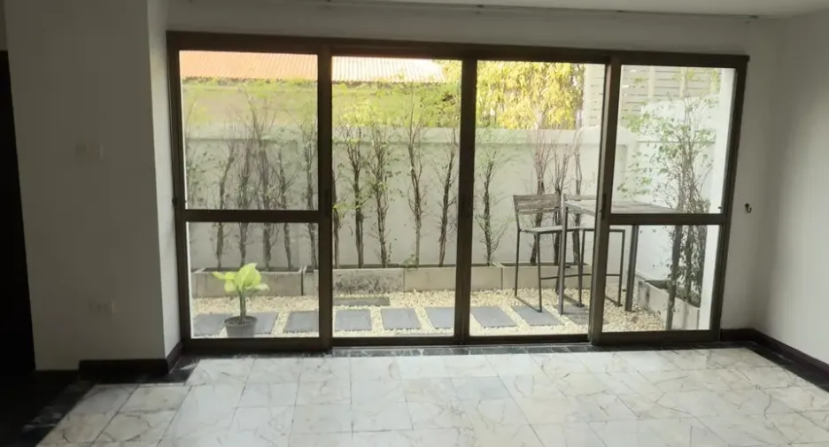 For rent 3 bedrooms townhouse in Watthana, Bangkok