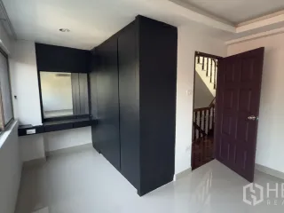 À louer 3 chambres maison de ville à Watthana, Bangkok
