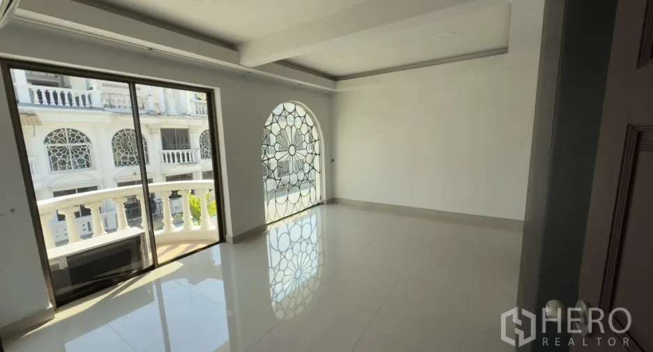 For rent 3 bedrooms townhouse in Watthana, Bangkok
