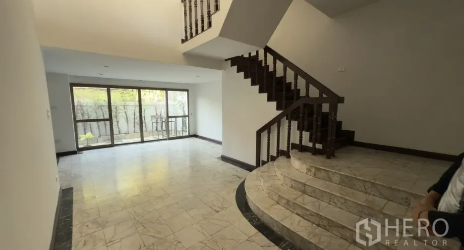 For rent 3 bedrooms townhouse in Watthana, Bangkok