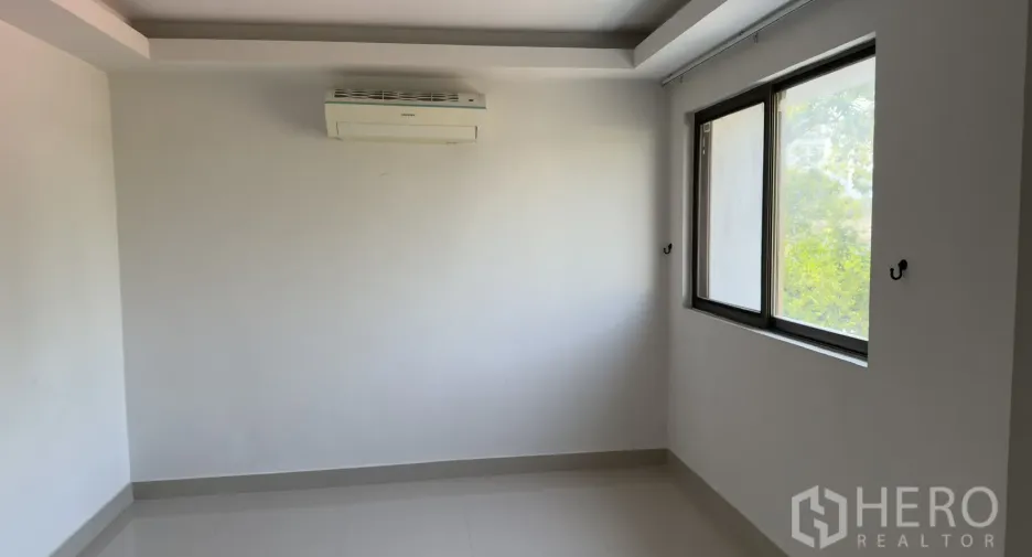 For rent 3 bedrooms townhouse in Watthana, Bangkok