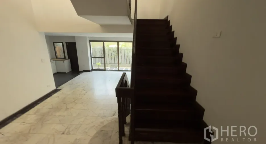 For rent 3 bedrooms townhouse in Watthana, Bangkok
