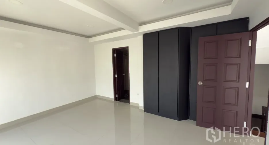 For rent 3 bedrooms townhouse in Watthana, Bangkok