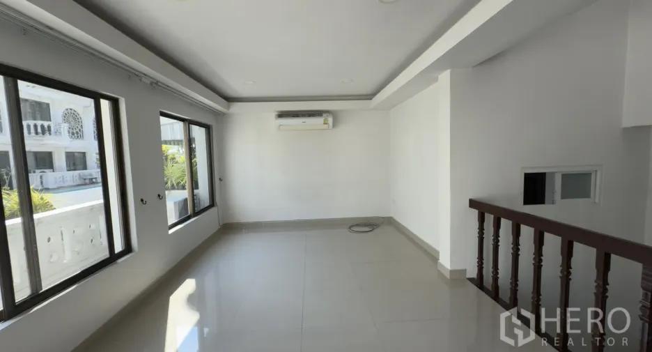 For rent 3 bedrooms townhouse in Watthana, Bangkok