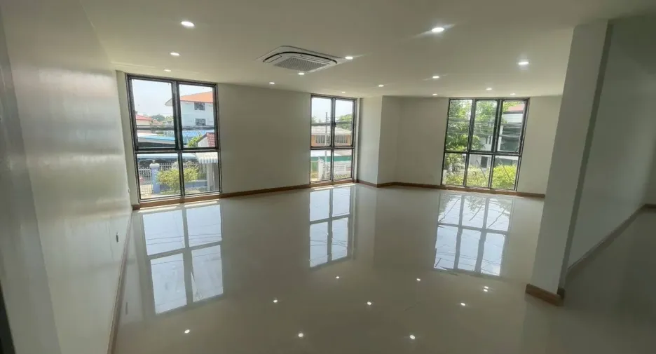 For rent and for sale warehouse in Mueang Nonthaburi, Nonthaburi