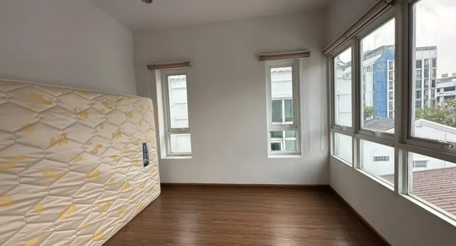 Büro zur Miete mit 3 Zimmer in Watthana, Bangkok
