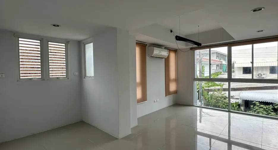 Büro zur Miete mit 3 Zimmer in Watthana, Bangkok