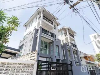 出租 3 卧室 办公室 在 Watthana, 曼谷