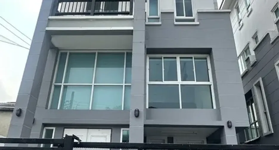 For rent 3 ベッドルーム office in Watthana, Bangkok