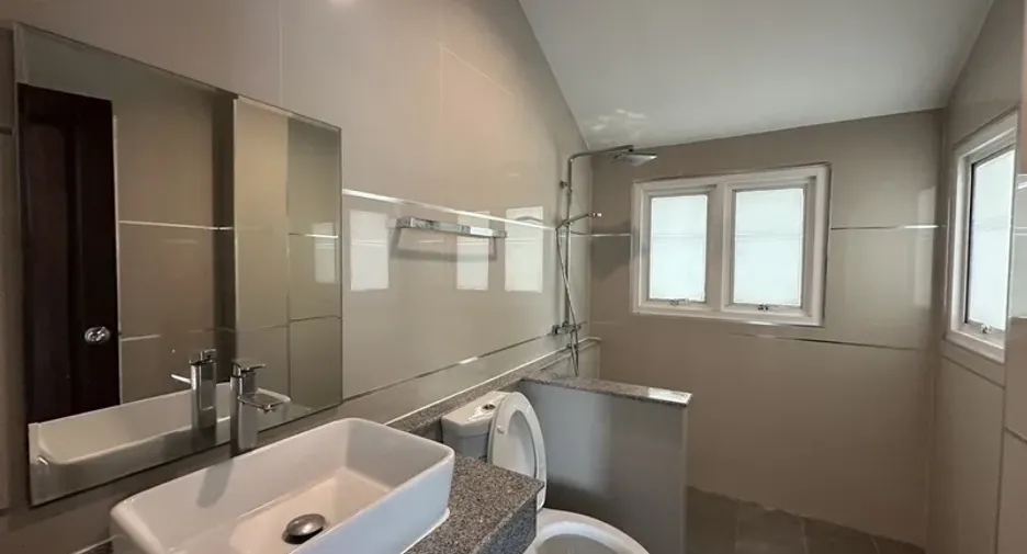 For rent 3 ベッドルーム office in Watthana, Bangkok