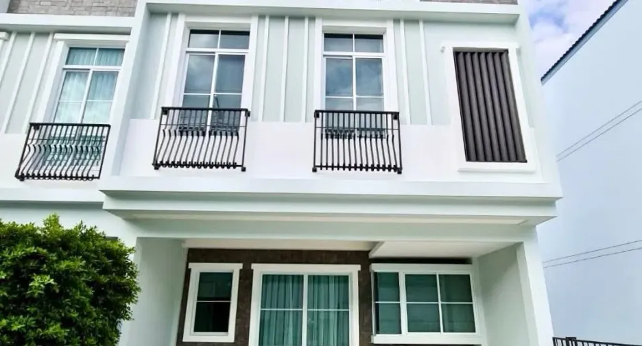 出租 3 卧室 联排别墅 在 Prawet, 曼谷