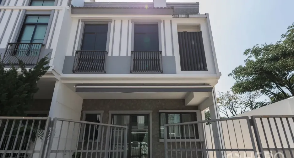 For rent 3 bedrooms townhouse in Bang Phli, Samut Prakan
