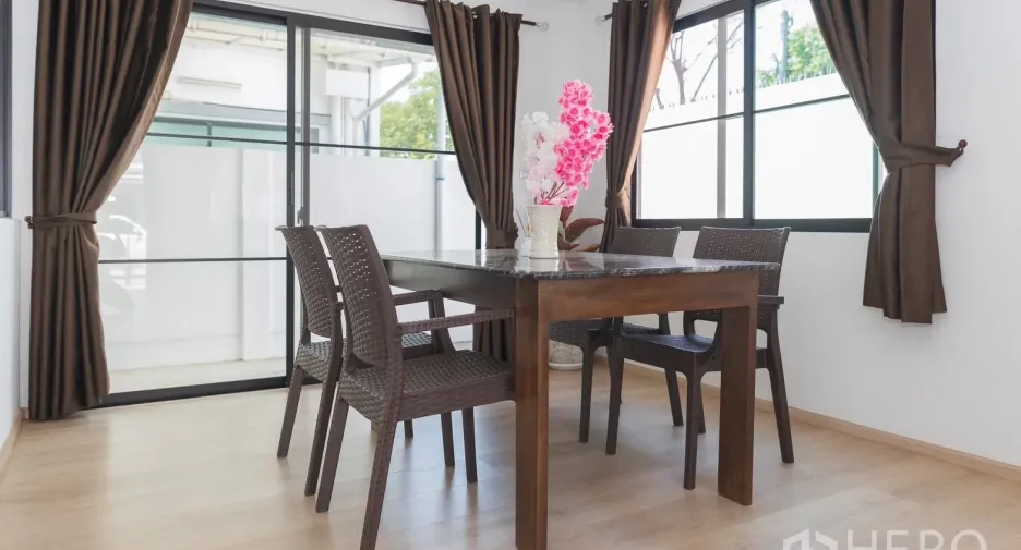 For rent 3 bedrooms townhouse in Bang Phli, Samut Prakan