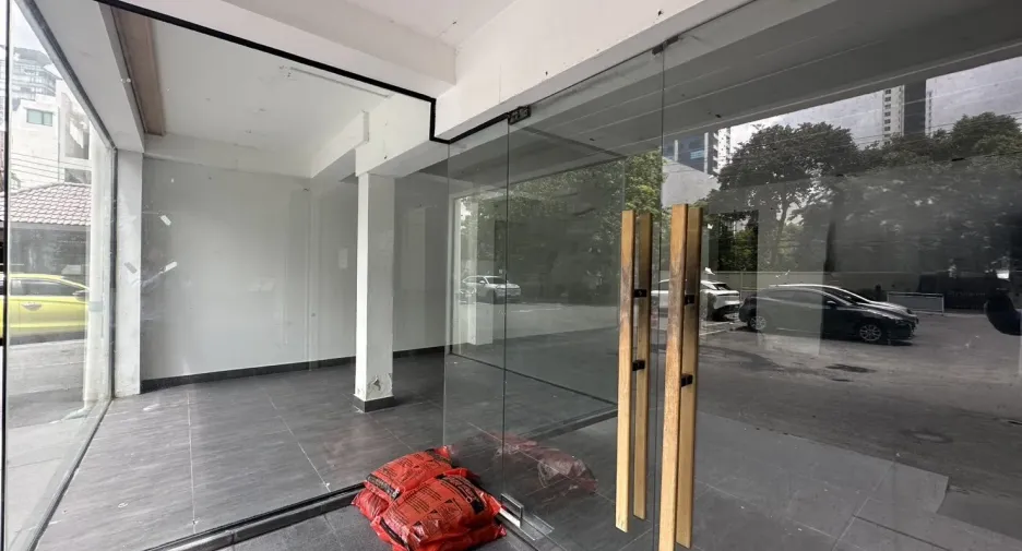 For rent retail Space in Watthana, Bangkok