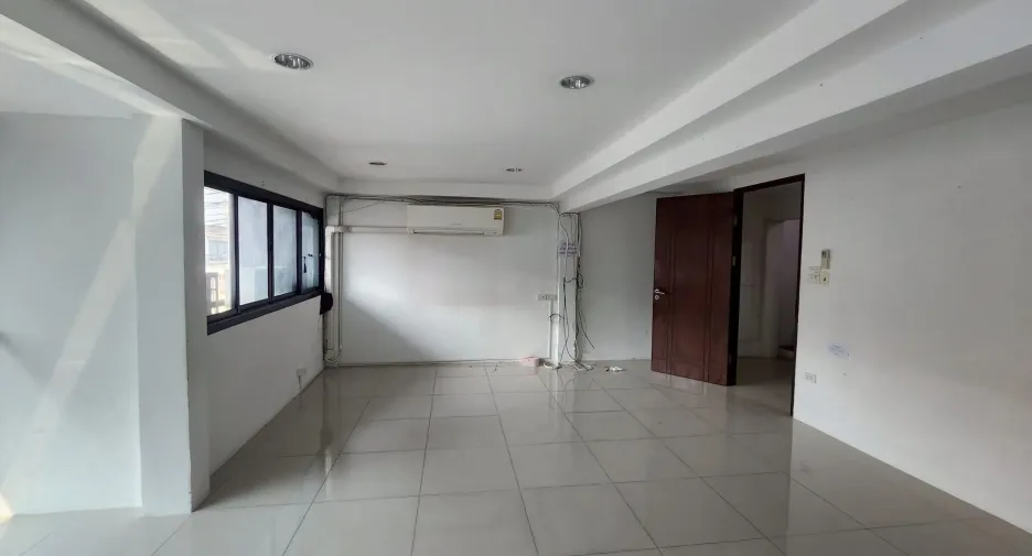 For rent 4 bedrooms office in Khlong Toei, Bangkok