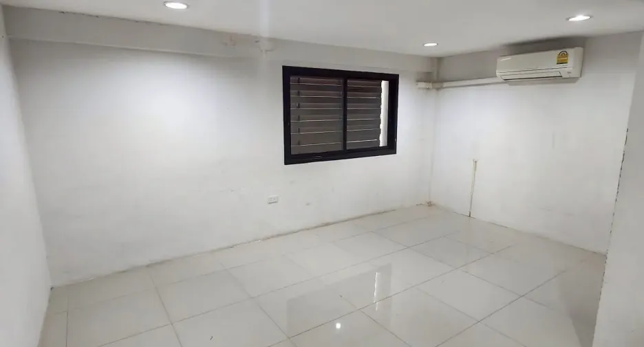 For rent 4 bedrooms office in Khlong Toei, Bangkok