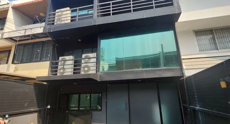 For rent 4 bedrooms office in Khlong Toei, Bangkok