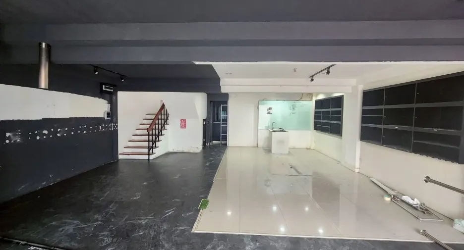 For rent 4 bedrooms office in Khlong Toei, Bangkok