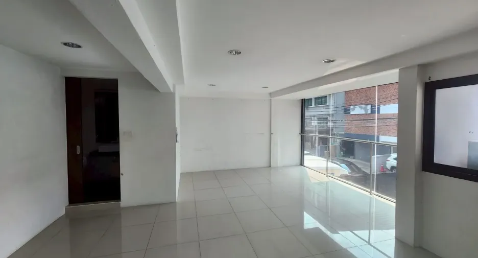 For rent 4 bedrooms office in Khlong Toei, Bangkok