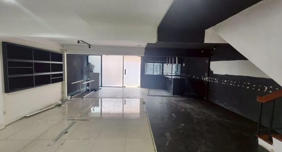 For rent 4 bedrooms office in Khlong Toei, Bangkok