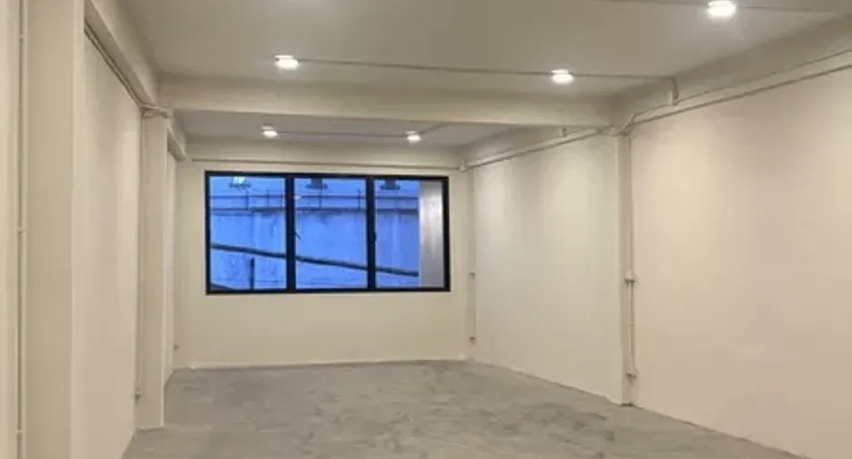 For rent retail Space in Phra Khanong, Bangkok