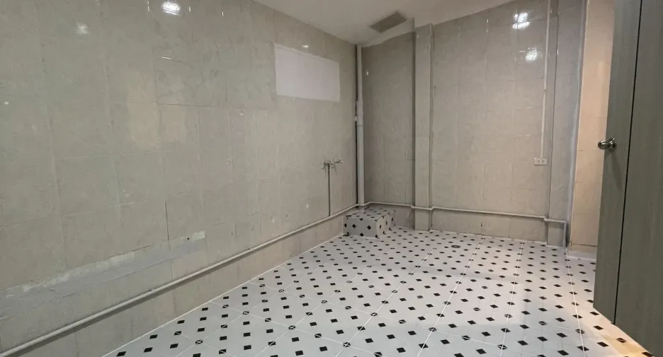 For rent 3 bedrooms retail Space in Bang Kapi, Bangkok