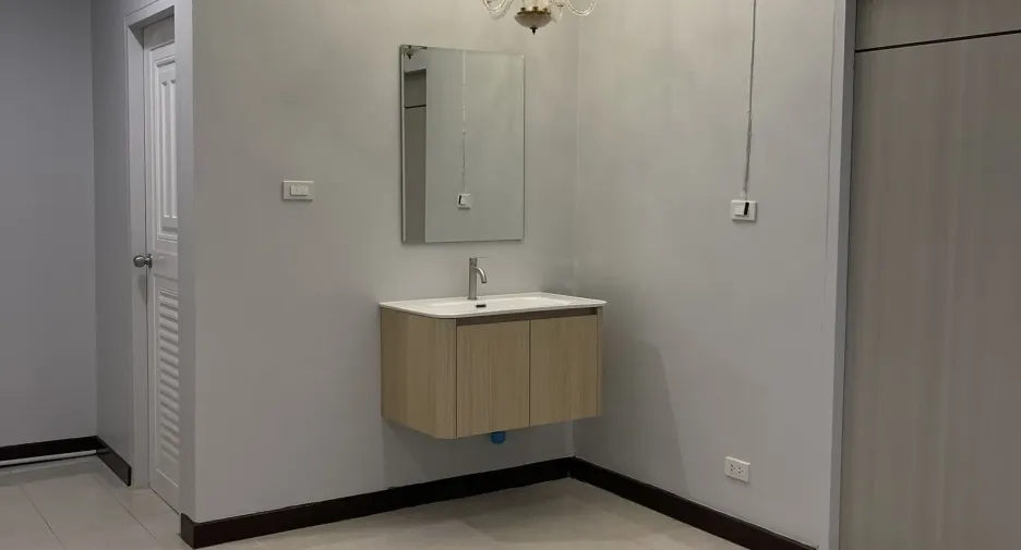 For rent 3 bedrooms retail Space in Bang Kapi, Bangkok